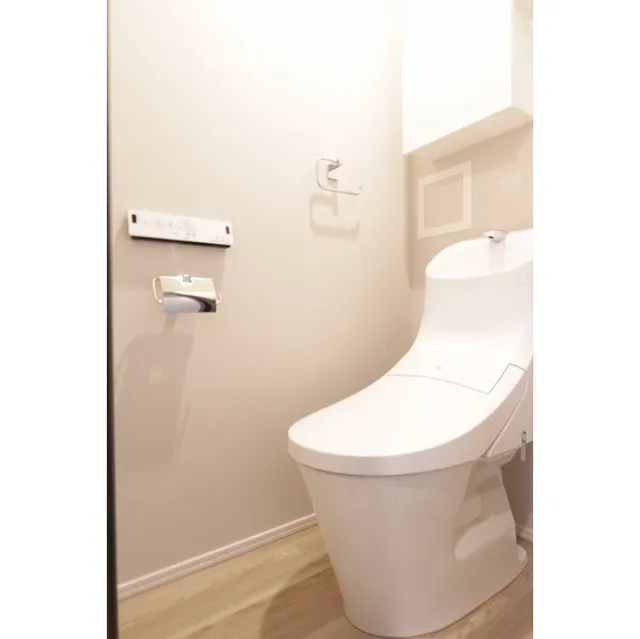 Globel The Cress Oshiage - Interior - ["Toilet seat", "Toilet", "Plumbing fixture"]