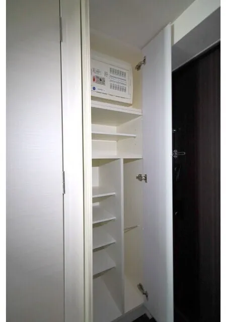 Clarity Bunkyo Sengoku - Interior - ["Wood", "Shelving", "Cupboard"]