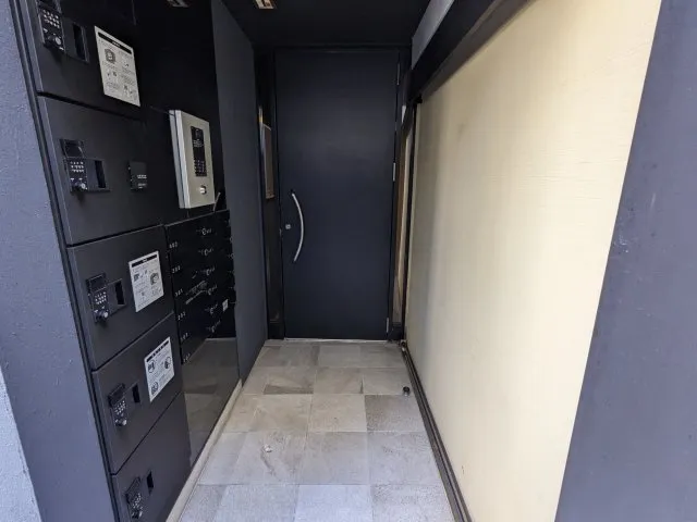 Alero Edogawabashi - Interior - ["Door", "Building", "Fixture"]