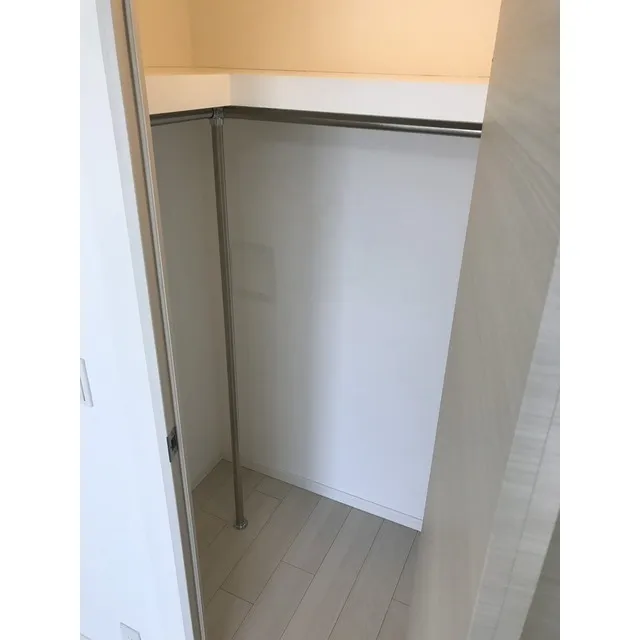 Comforia Kamata - Interior - ["Wood", "Floor", "Handle"]