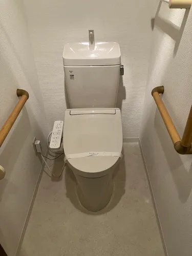Lions Garden Senkawa - Interior - ["Toilet seat", "Toilet", "Plumbing fixture"]