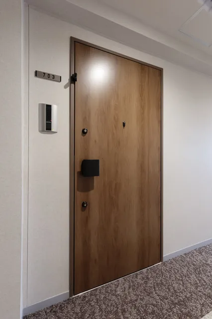 El Sereno Yokohama - Interior - ["Wood", "Lock and key", "Door handle"]