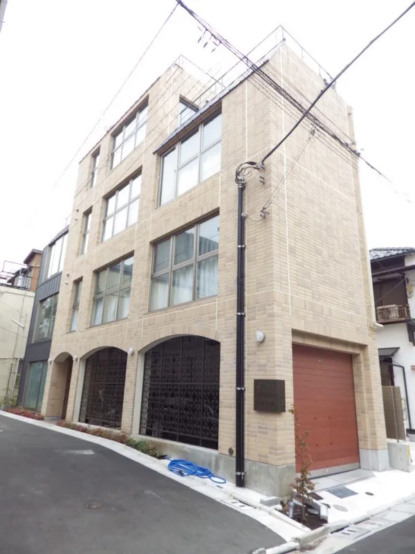 Kate Monzen - Exterior - ["Brickwork", "Concrete", "Luxury vehicle"]