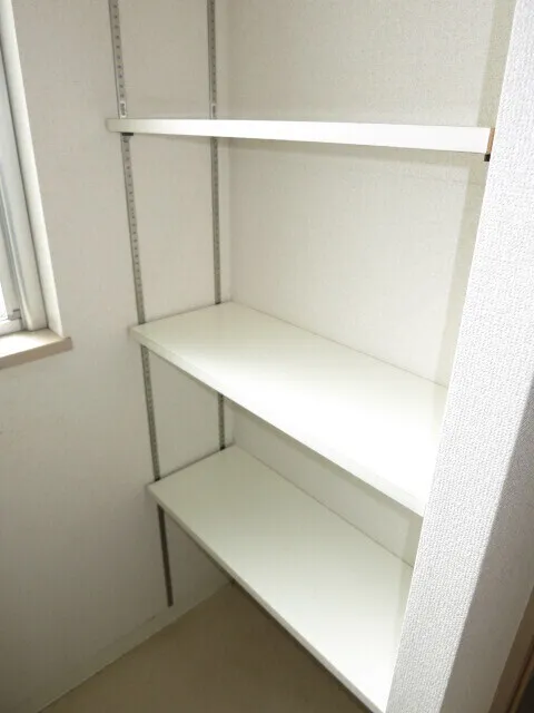Due Itabashi - Interior - ["Shelving", "Shelf", "Bookcase"]