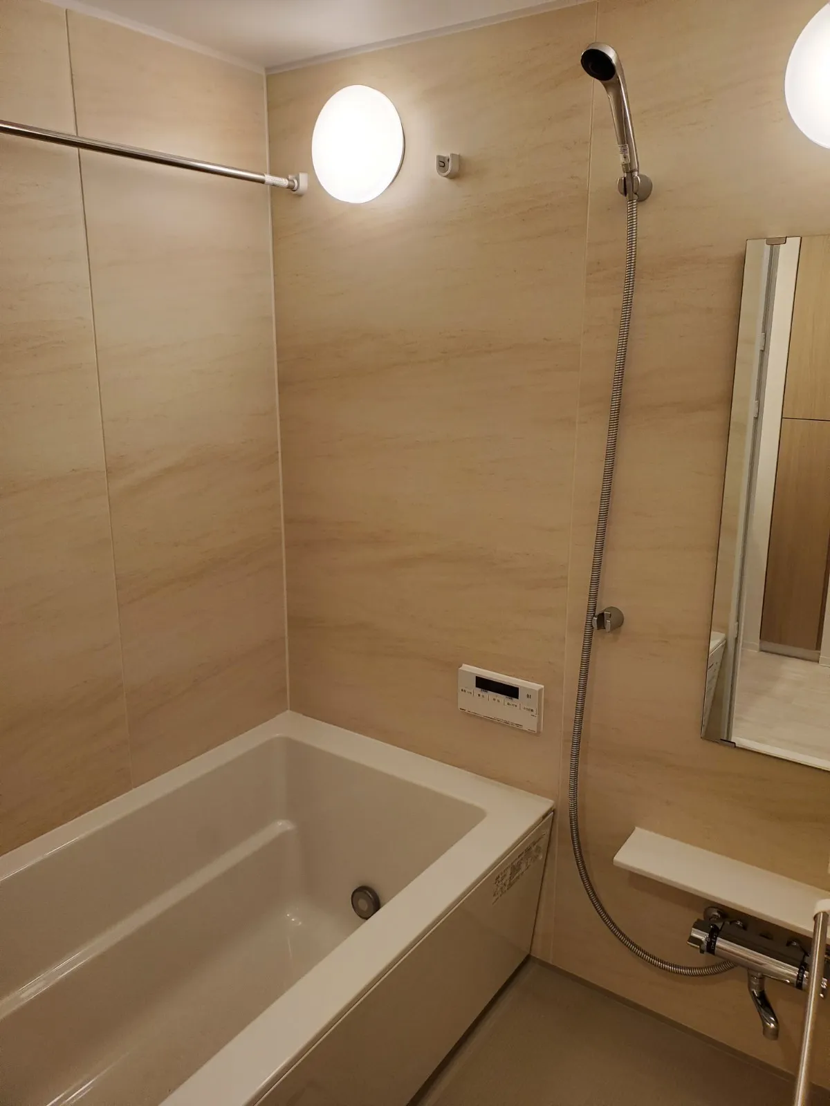 KI-LIGHT KINSHICHO - Interior - ["Bathtub", "Light", "Fixture"]