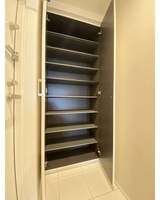 Glorio Shelt Magome - Interior - ["Wood", "Shelving", "Door"]
