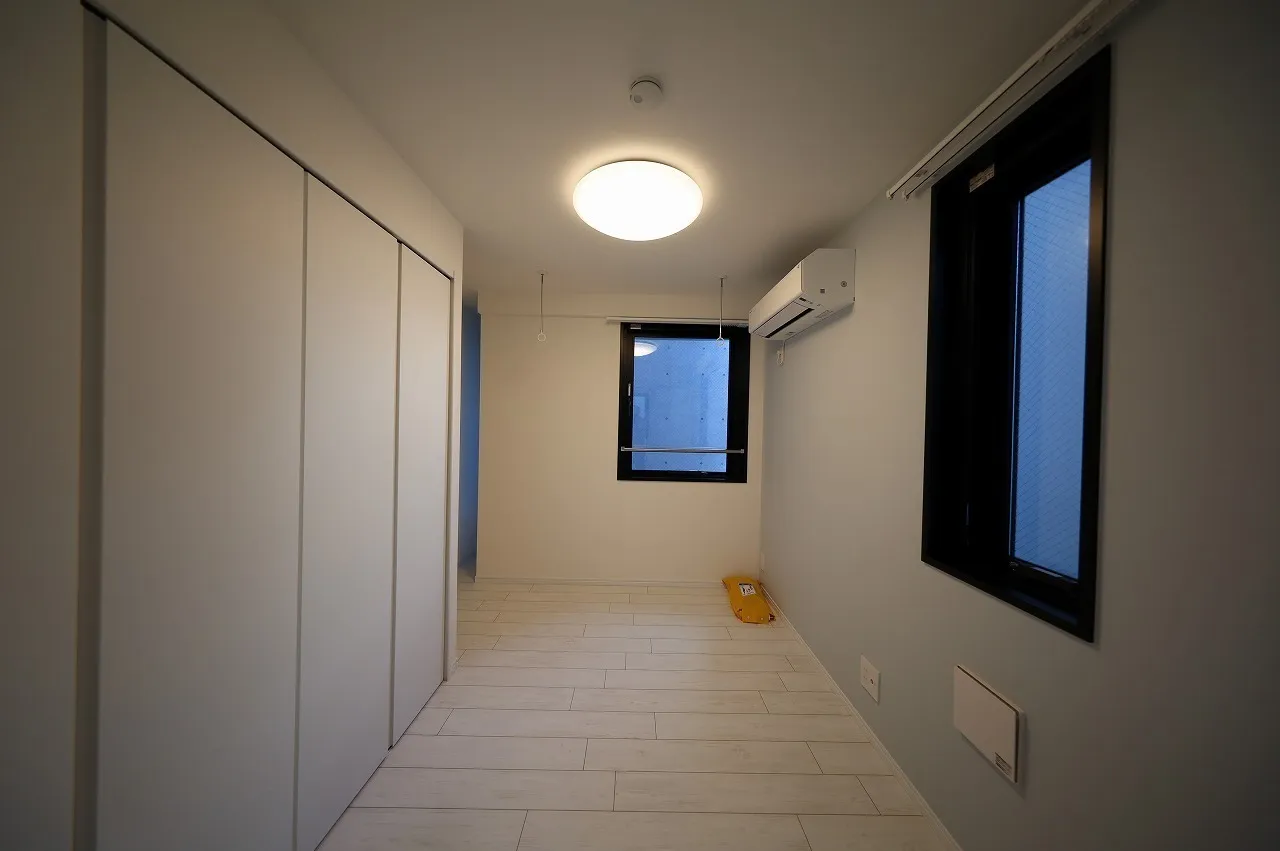 LiveFlat Sendagi - Interior - ["Building", "Fixture", "Window"]