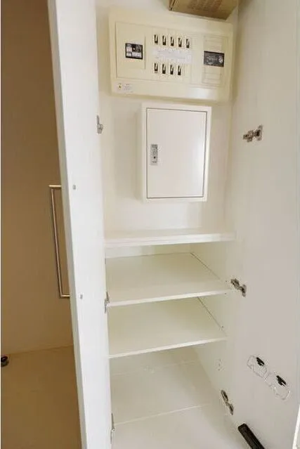 Frontier Residence The Tower Shinagawa - Interior - ["Furniture", "Cabinetry", "Shelf"]