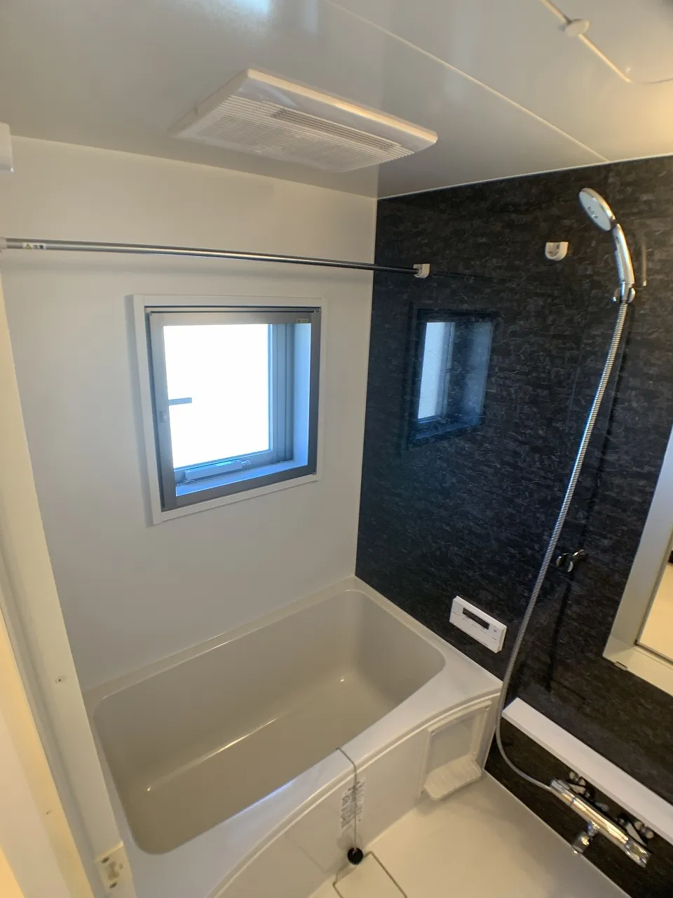 Gran Casa Ryogoku Verde - Interior - ["Property", "Bathtub", "Window"]