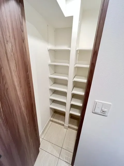 Due Kikugawa - Interior - ["Shelf", "Wood", "Floor"]