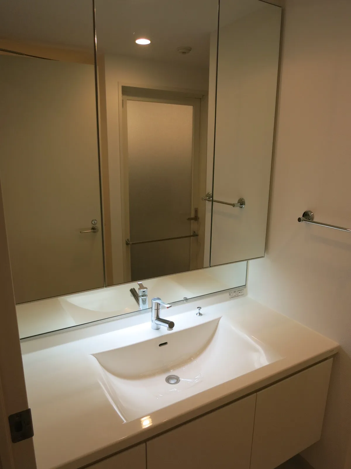 Residence Mishuku - Interior - ["Mirror", "Brown", "Tap"]