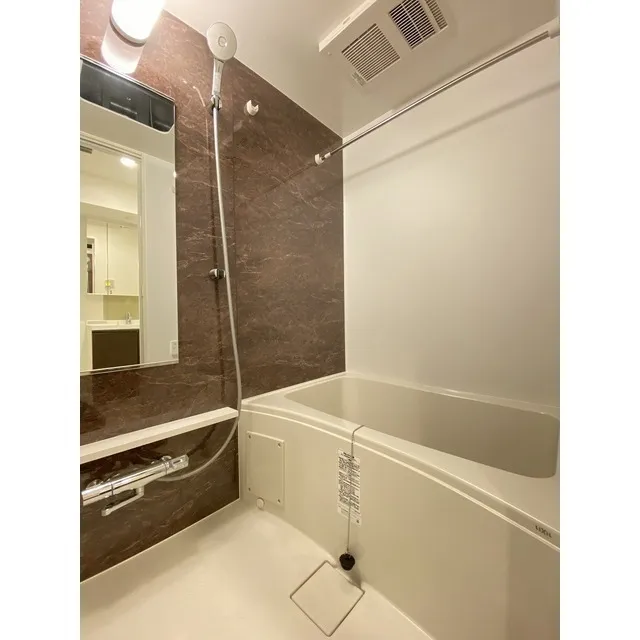 LIBR GRANT Haneda - Interior - ["Mirror", "Plumbing fixture", "Building"]