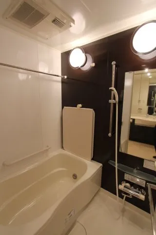 Prime Urban Nihonbashi Yokoyamacho - Interior - ["Bathtub", "Property", "Mirror"]