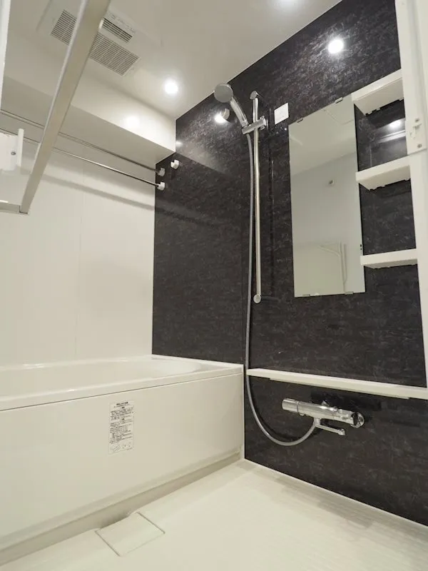Asyl Court Shinkoenji - Interior - ["Plumbing fixture", "Shower head", "Building"]
