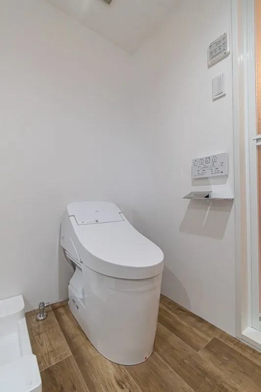 K-Suite Tokyo Toritsu Daigaku - Interior - ["Toilet seat", "Flooring", "Toilet"]