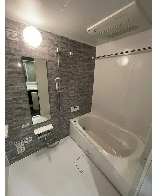 LOOP-M - Interior - ["Mirror", "Plumbing fixture", "Tap"]