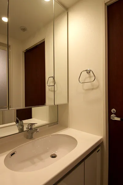 RESIDIA Kamiochiai - Interior - ["Mirror", "Tap", "Plumbing fixture"]
