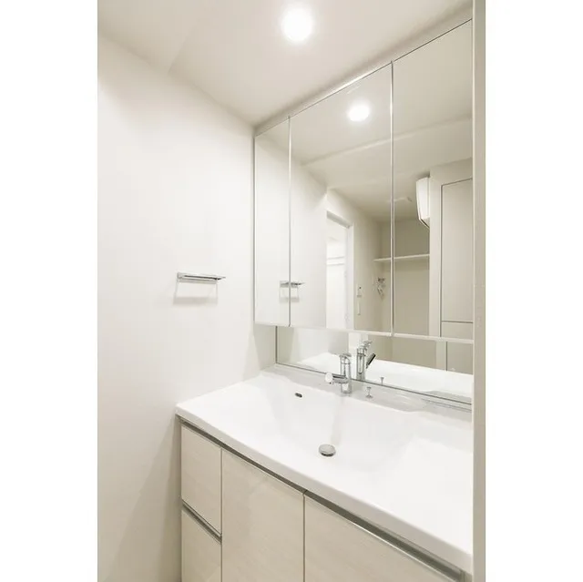 Comforia Nishiogikubo - Interior - ["Mirror", "Tap", "Bathroom sink"]