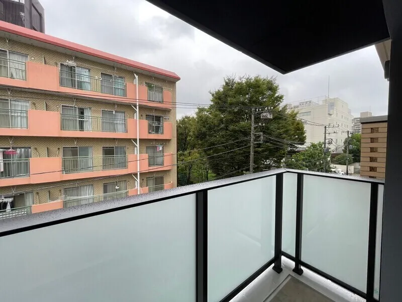 LUMIEC un Toyocho - Interior - ["Handrail", "Balcony", "Apartment"]