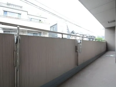 Premier Knotty Yutenji - Interior - ["Handrail", "Wall", "Building"]