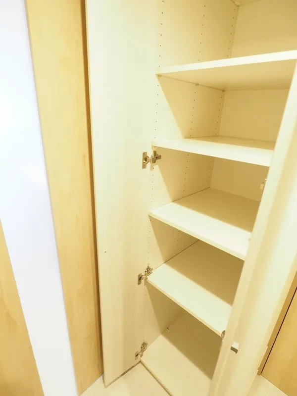 Residia Bunkyo Otowa - Interior - ["Bookcase", "Shelf", "Furniture"]