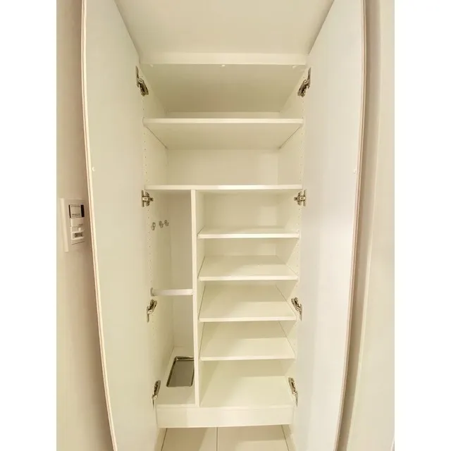 Comforia Live Kiba - Interior - ["Shelf", "Furniture", "Bookcase"]