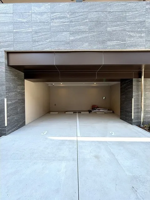 Daffitto Kinshicho - Exterior - ["Floor", "Composite material", "Garage door"]