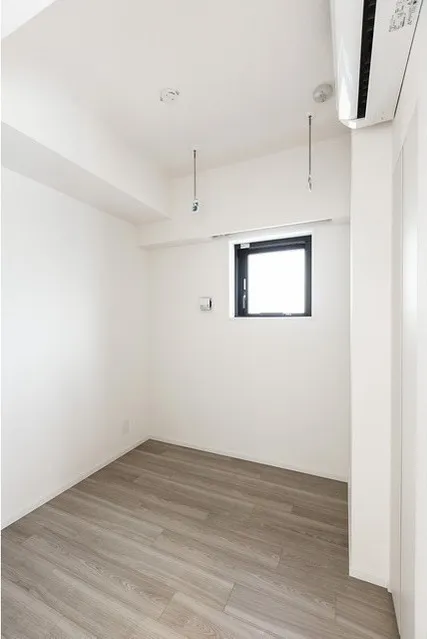 La Sante Ueno - Interior - ["Building", "Window", "Fixture"]