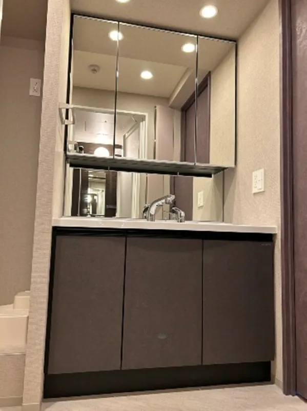 Prime Nexus Omorikita - Interior - ["Glass", "Silver", "Shelving"]
