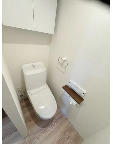 Willow Itabashi Honcho - Interior - ["Toilet seat", "Toilet", "Flooring"]