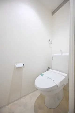 Carouge Kanamecho - Interior - ["Toilet seat", "Bathroom", "Plumbing fixture"]