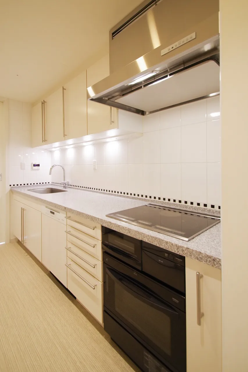 La Tour Shibakoen - Interior - ["Cabinetry", "Countertop", "Tap"]