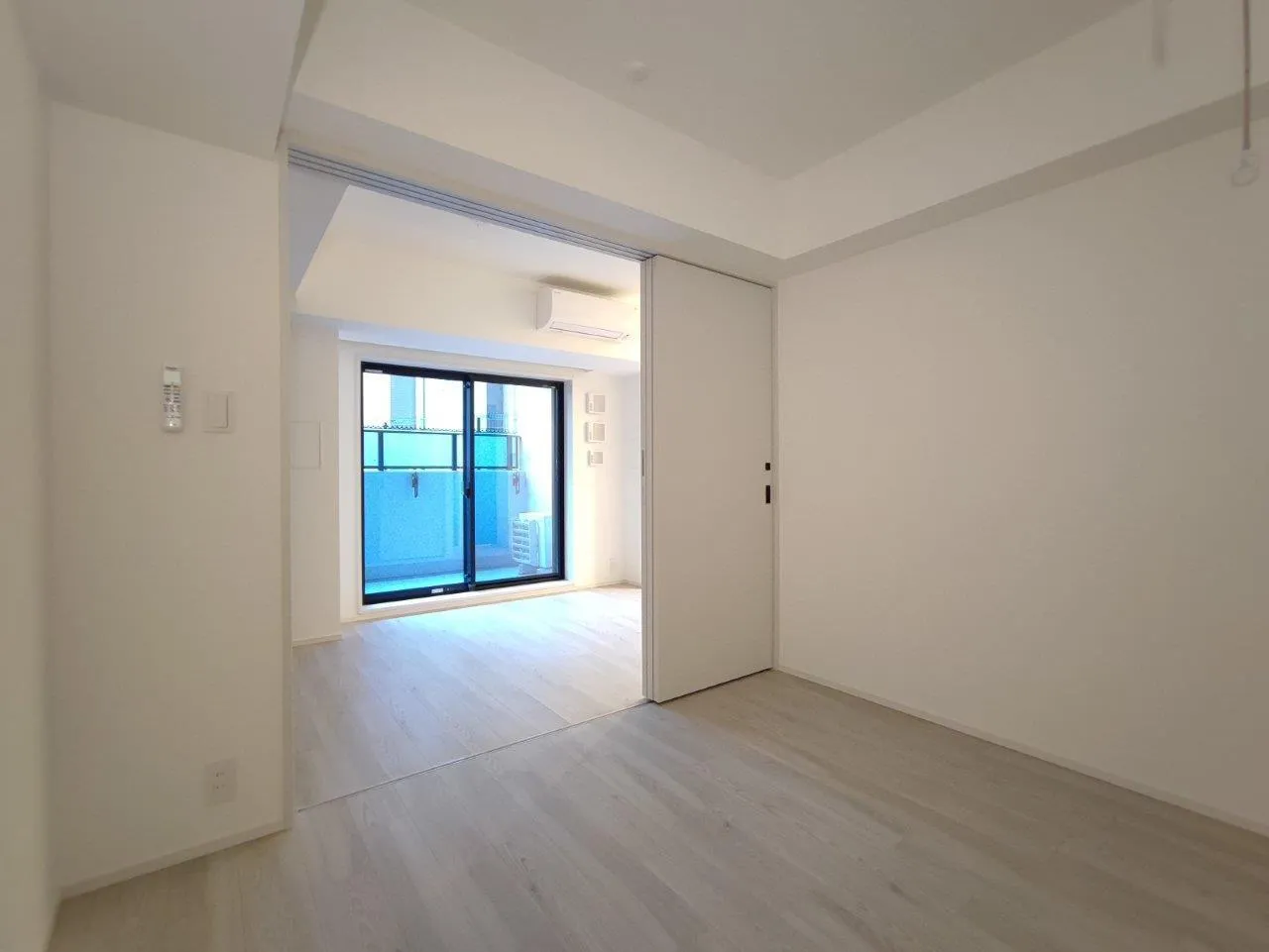 Cross Residence Takadanobaba - Interior - ["Window", "Building", "Hall"]