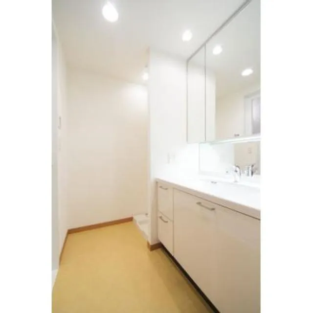 Azalea Terrace - Interior - ["Mirror", "Tap", "Sink"]