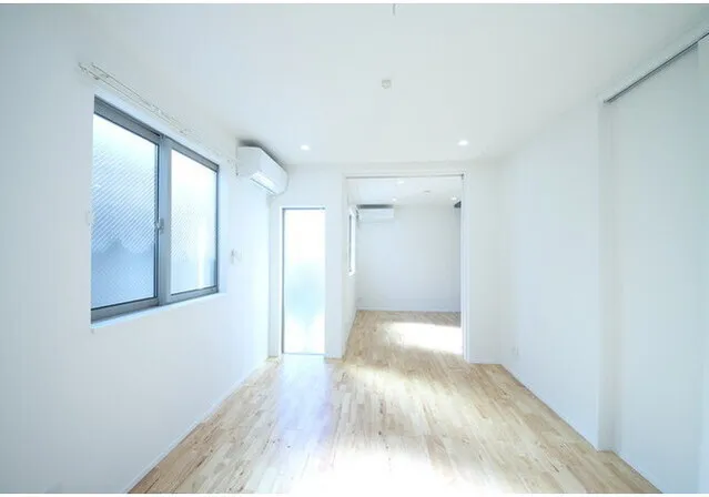 Sasazuka Flats - Interior - ["Building", "Window", "Fixture"]