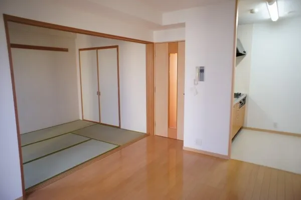 The Apartment Hill Top Nakano - Interior - ["Property", "Fixture", "Door"]