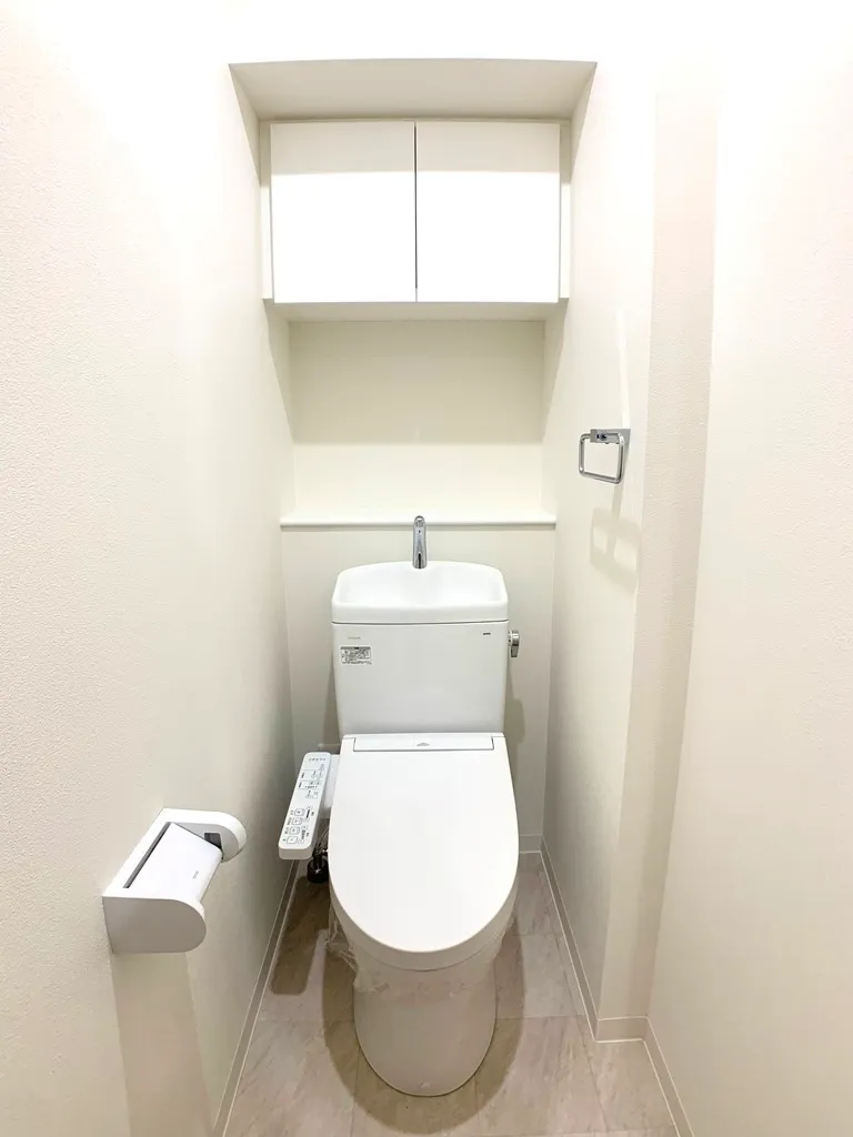Primal Tsukishima - Interior - ["Toilet seat", "Toilet", "Toilet roll holder"]