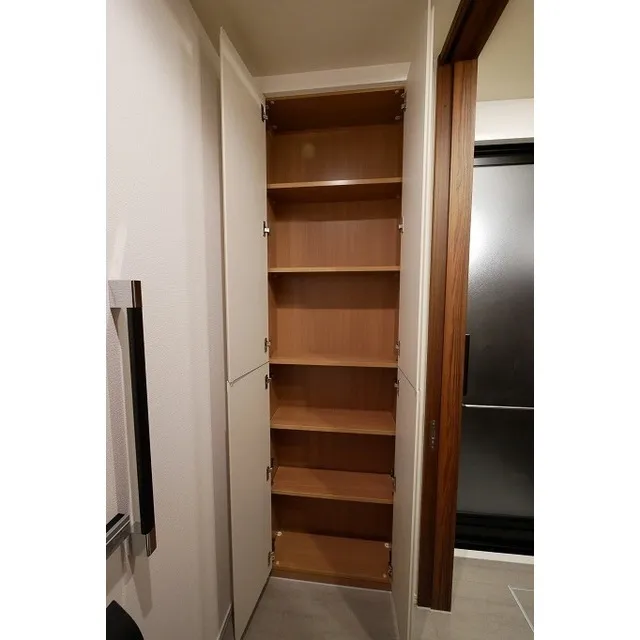 Comforia Shinjuku East Side Tower - Interior - ["Shelf", "Property", "Furniture"]