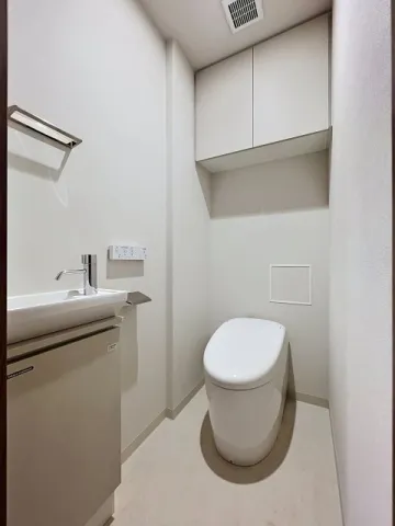 Lugente Itabashi - Interior - ["Toilet seat", "Toilet", "Flooring"]