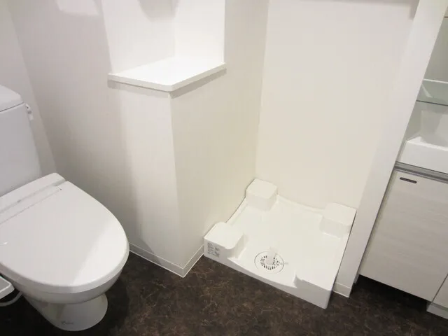 Este Shinjuku - Interior - ["Toilet seat", "Plumbing fixture", "Toilet"]