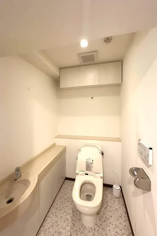 Seafort Tower - Interior - ["Plumbing fixture", "Toilet seat", "Flooring"]