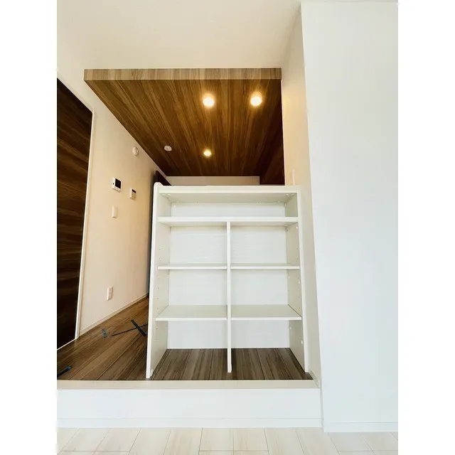 Le Chamveil - Interior - ["Building", "Cabinetry", "Door"]