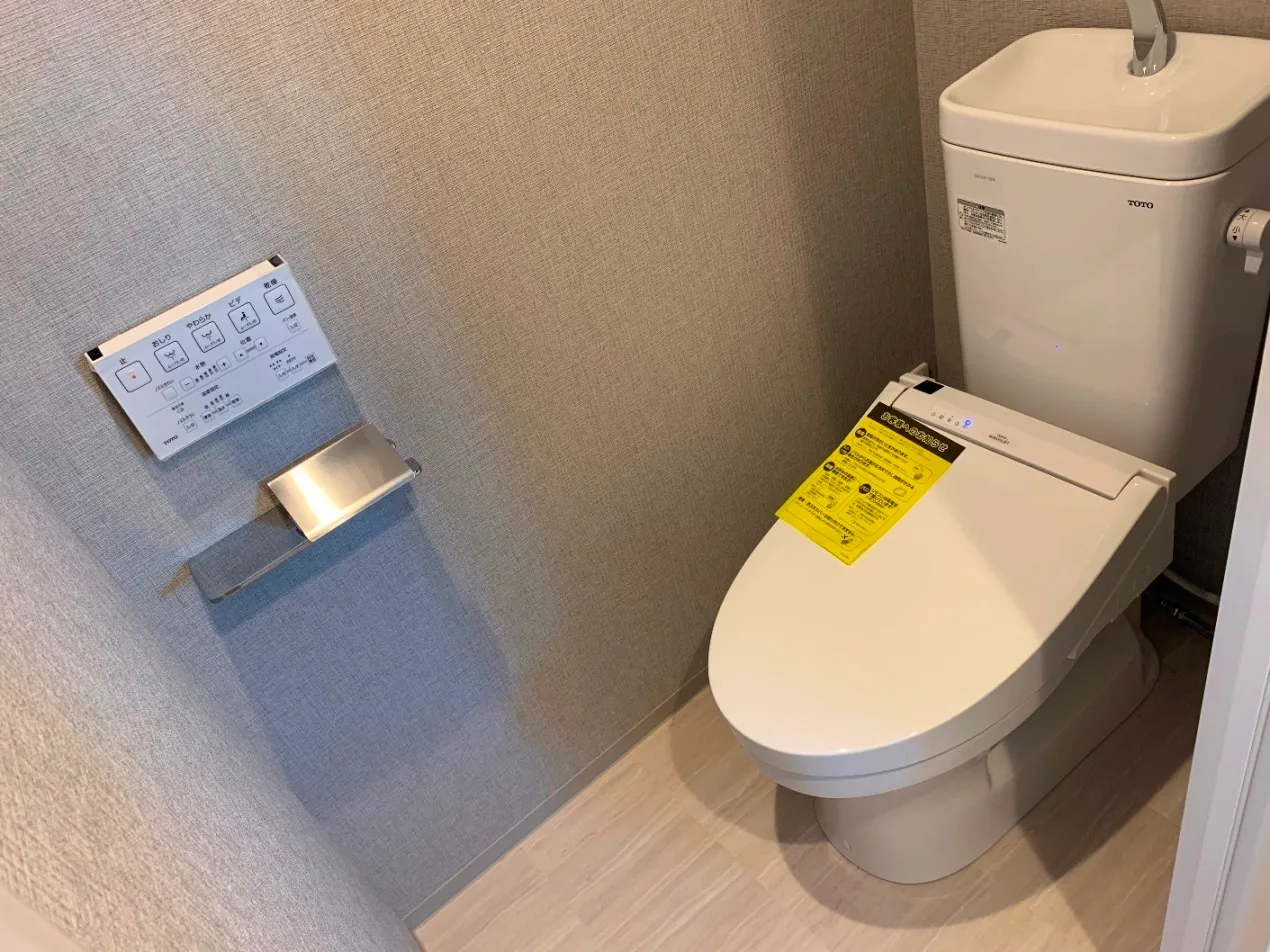 Due Minowa II - Interior - ["Toilet seat", "Toilet", "Plumbing fixture"]