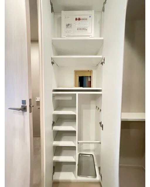 Wellis Urban Sumiyoshi East - Interior - ["Shelving", "Silver", "Design"]