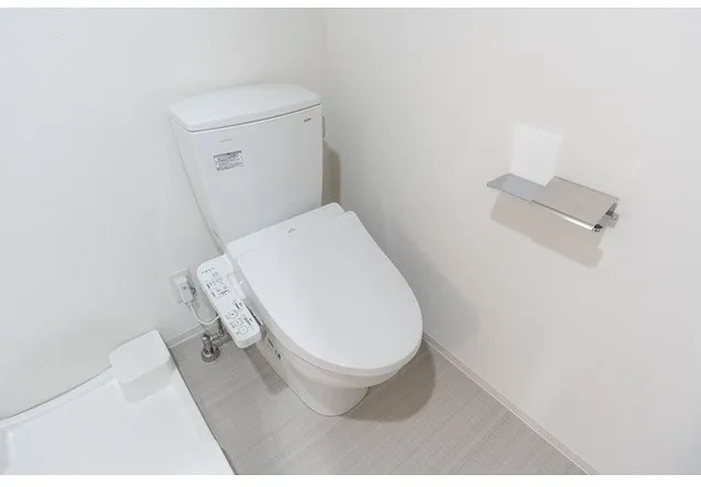 Comforia Liv Shimo-Ochiai - Interior - ["Toilet seat", "Toilet", "Plumbing fixture"]
