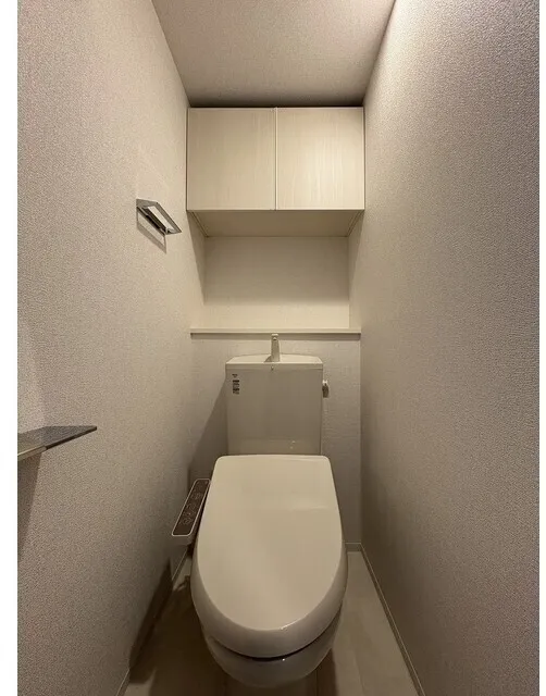 Due Oku - Interior - ["Toilet seat", "Toilet", "Flooring"]