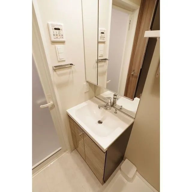 Villa Claire Asakusa - Interior - ["Mirror", "Tap", "Sink"]