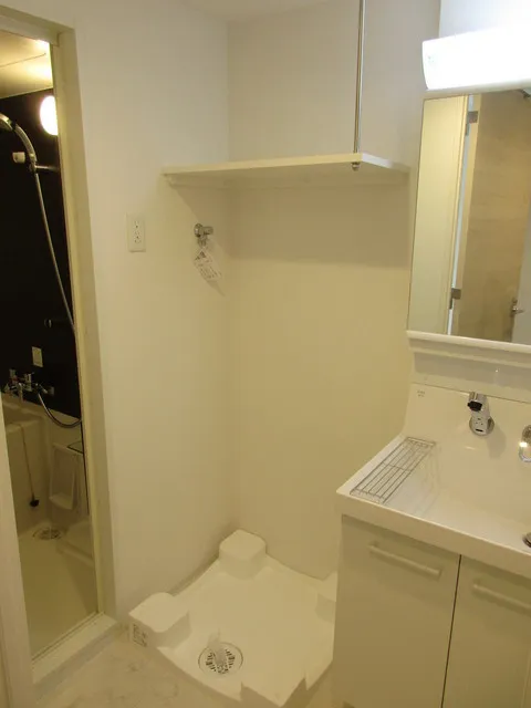Traditio Monzen Nakacho - Interior - ["Bathroom cabinet", "Plumbing fixture", "Cabinetry"]