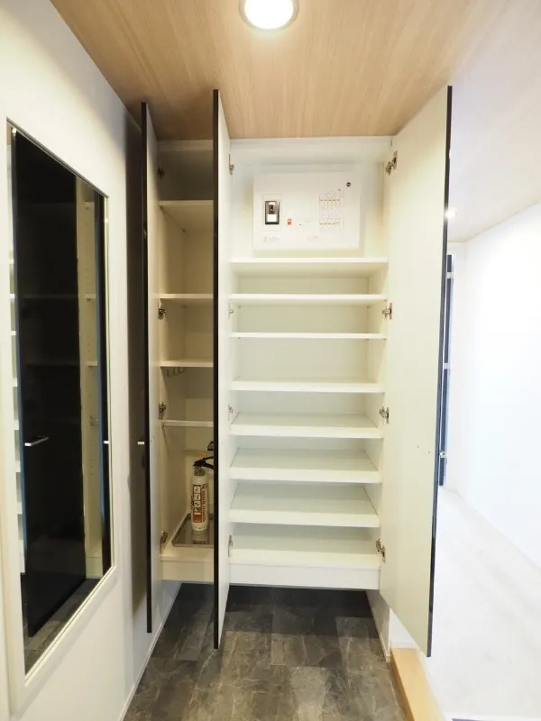 Residia Tower Kamiikebukuro (Tower Building) - Interior - ["Flooring", "Wood", "Interior design"]