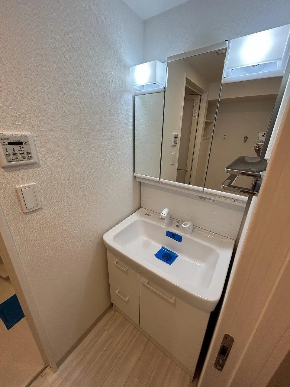 Gran Casa Ueno Iriya - Interior - ["Mirror", "Tap", "Plumbing fixture"]
